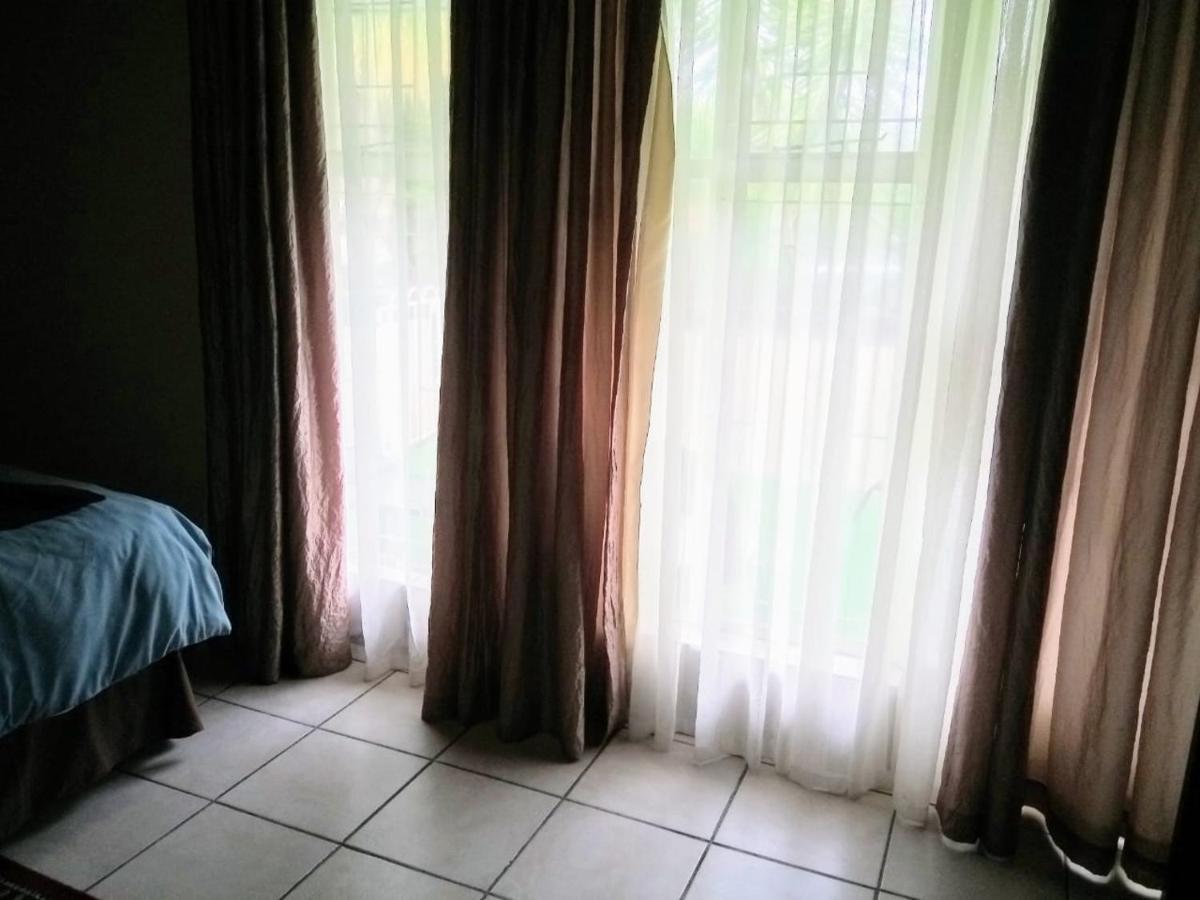 Rustenburg Guesthouse エクステリア 写真