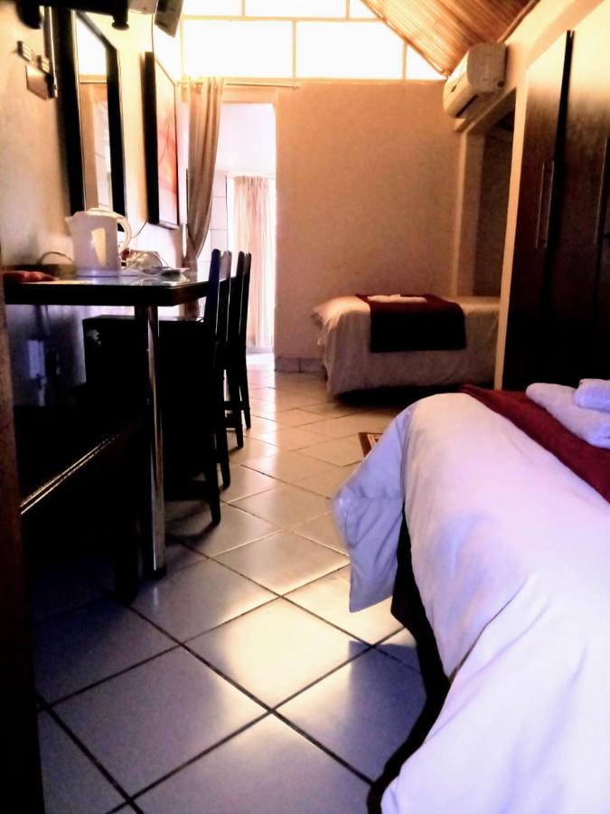 Rustenburg Guesthouse エクステリア 写真