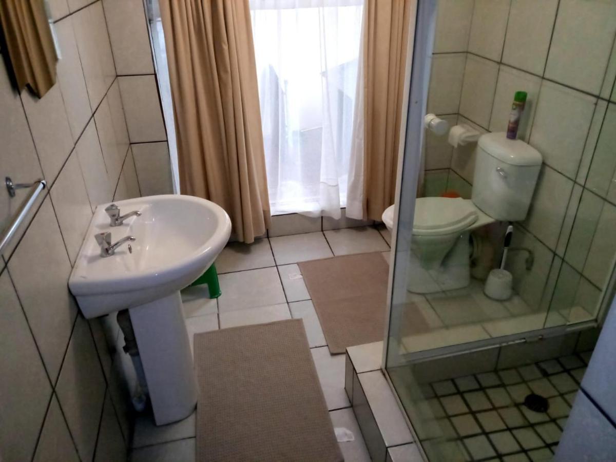 Rustenburg Guesthouse エクステリア 写真
