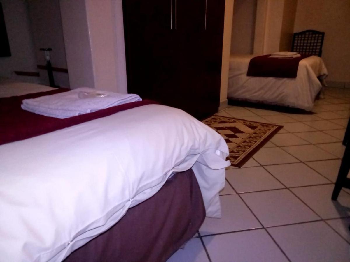Rustenburg Guesthouse エクステリア 写真