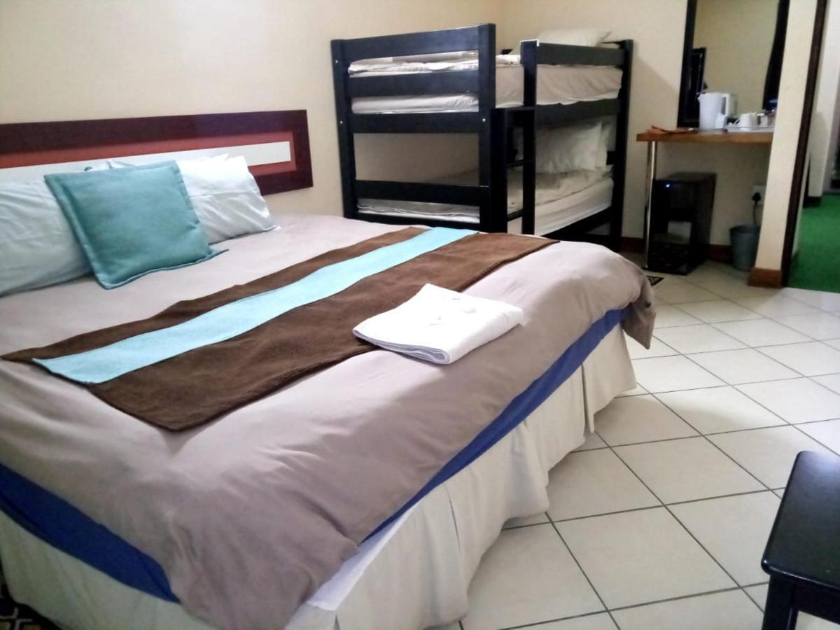 Rustenburg Guesthouse エクステリア 写真