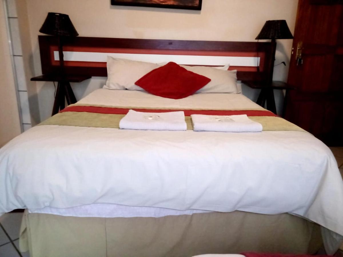 Rustenburg Guesthouse エクステリア 写真