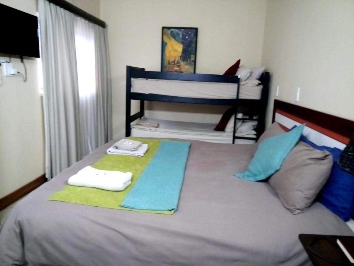Rustenburg Guesthouse エクステリア 写真