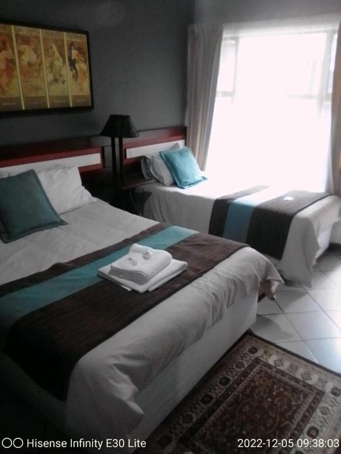 Rustenburg Guesthouse エクステリア 写真