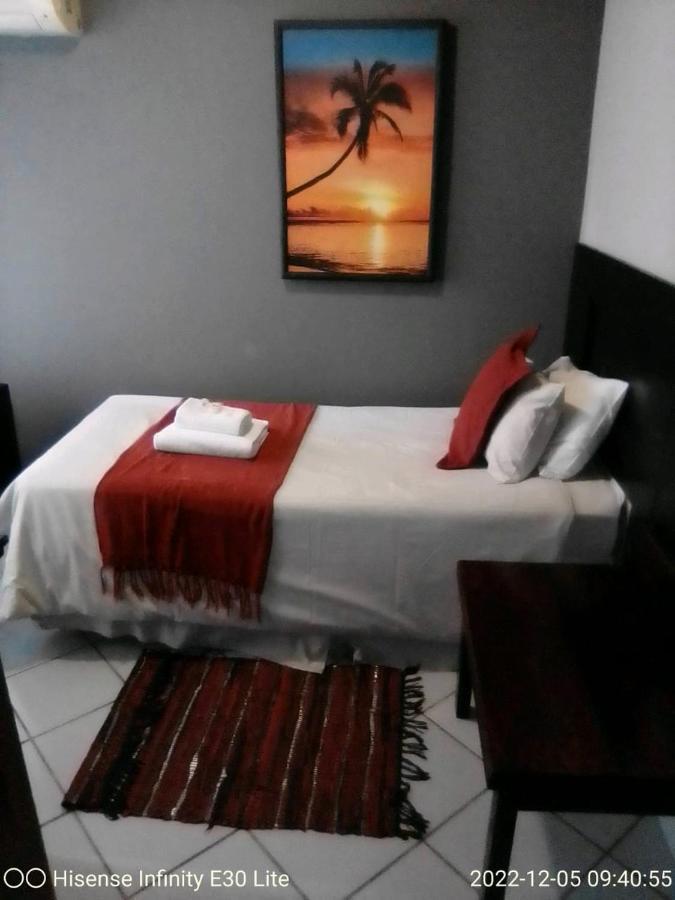 Rustenburg Guesthouse エクステリア 写真