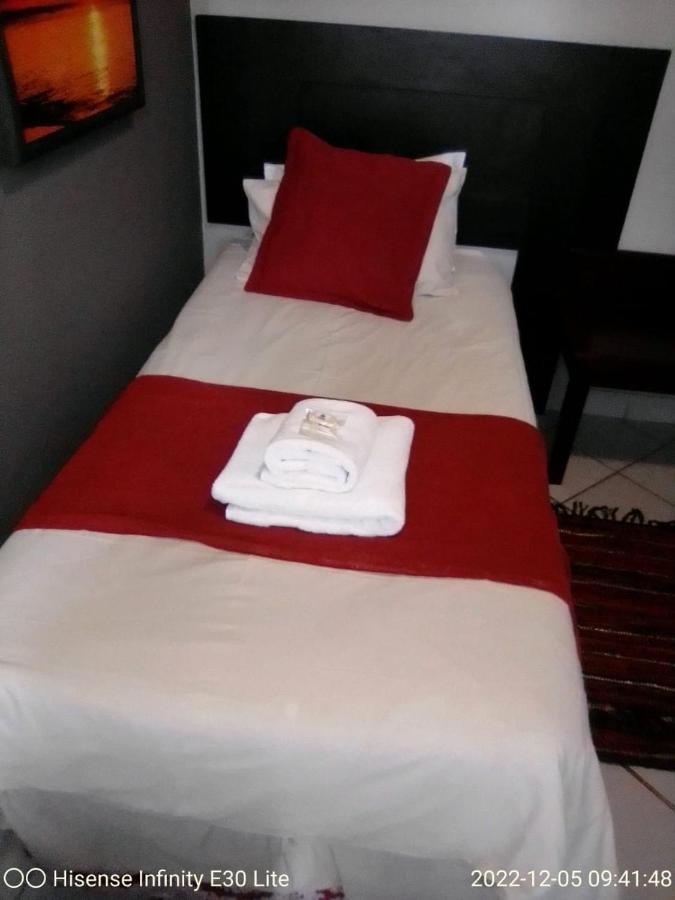 Rustenburg Guesthouse エクステリア 写真