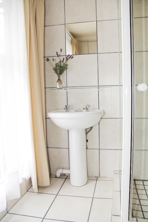 Rustenburg Guesthouse エクステリア 写真