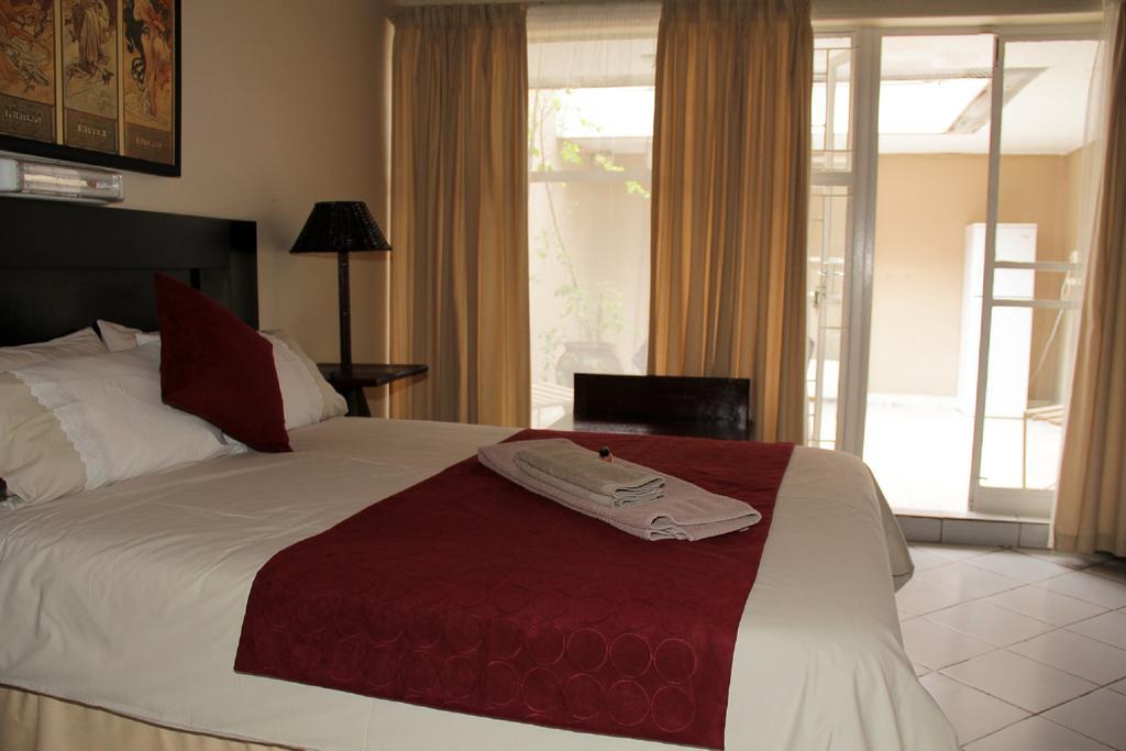 Rustenburg Guesthouse エクステリア 写真