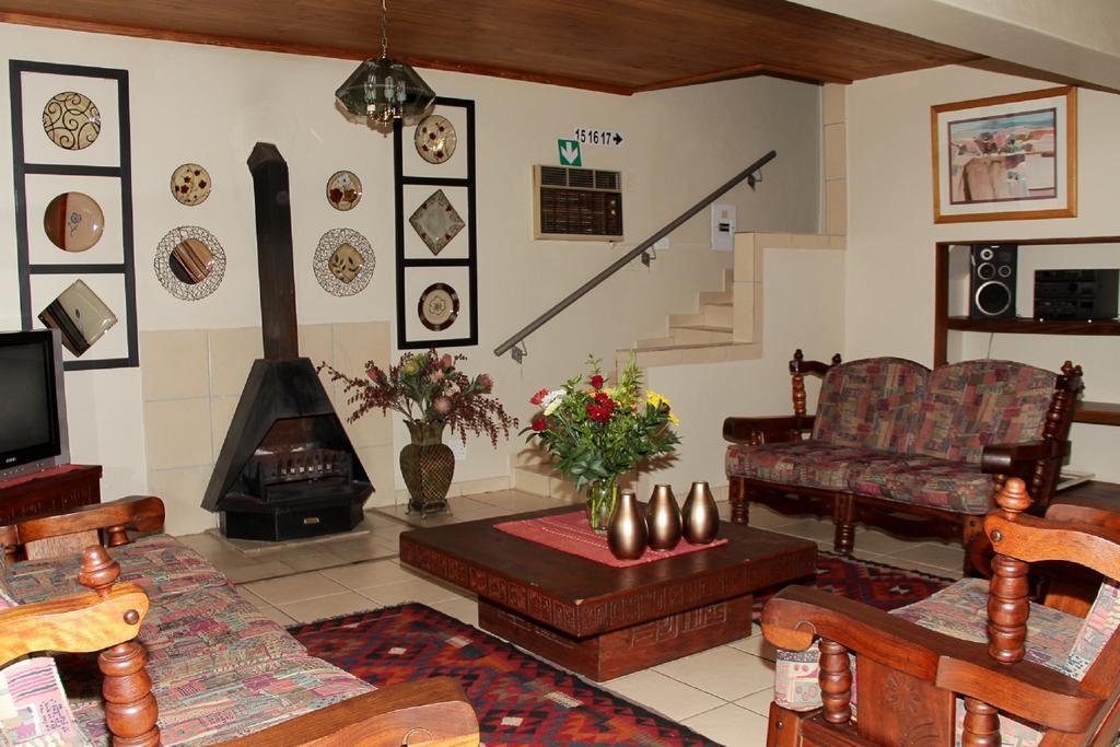 Rustenburg Guesthouse エクステリア 写真