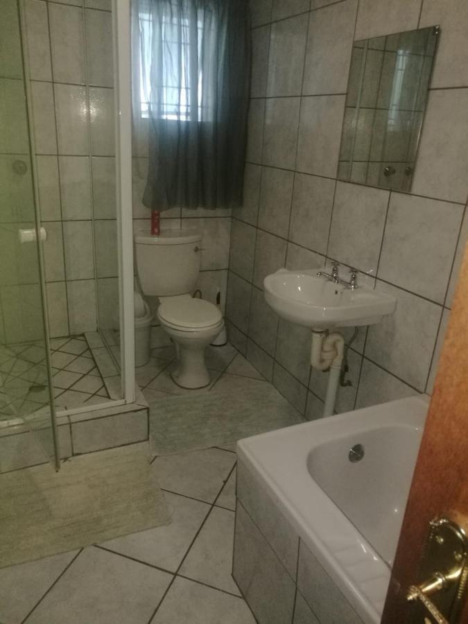 Rustenburg Guesthouse エクステリア 写真